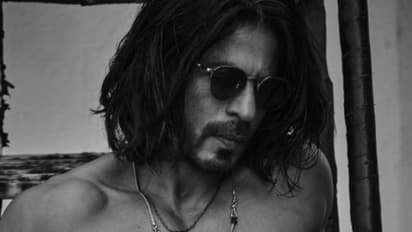 മകന് വേണ്ടി ഷര്‍ട്‍ലെസായി ഷാരൂഖ്