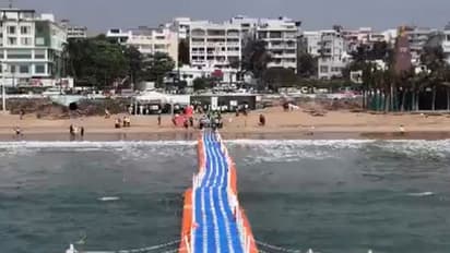 విశాఖ ఆర్కే బీచ్లో ఫ్లోటింగ్ బ్రిడ్జ్ తెగిపోయిందా? ఇంతకీ అధికారుల వివరణ ఏంటీ?