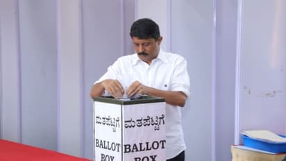 ರಾಜ್ಯಸಭಾ ಚುನಾವಣೆಗೆ ಮತ ಚಲಾಯಿಸಿದ ಶಾಸಕರು: ಓಟ್‌ ಮಾಡಲು ಒಟ್ಟಿಗೆ ತೆರಳಿದ ಎಚ್‌ಡಿಕೆ, ಬೊಮ್ಮಾಯಿ..!