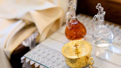 പ്രാർത്ഥനയ്ക്കിടെ വൈനിൽ നിന്ന് രൂക്ഷഗന്ധം, പുറത്തായത് വൈദികനെ അപായപ്പെടുത്താനുള്ള ശ്രമം