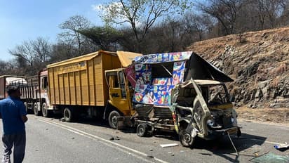 தொப்பூர் கணவாயில் மீண்டும் கோர விபத்து; 3 கார்கள், 1 லாரி சேதம், 3 பேர் காயம்