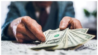 വീട്ടുമുറ്റത്ത് കുഴിയെടുത്ത ഭൂവുടമയ്ക്ക് ലഭിച്ചത് 16 ലക്ഷം രൂപ അടങ്ങിയ പെട്ടി !