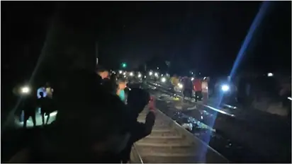 झारखंड: एक ट्रेन से जान बचाकर कूदे तो दूसरी ने रौंदा, जामताड़ा में ट्रेन की चपेट में आने से 12 की मौत