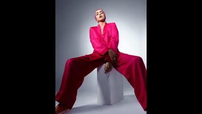 పింక్‌ కోట్‌లో మంచు లక్ష్మి మత్తెక్కించే పోజులు.. ఆఫర్ల కోసమే ఇదంతానా?