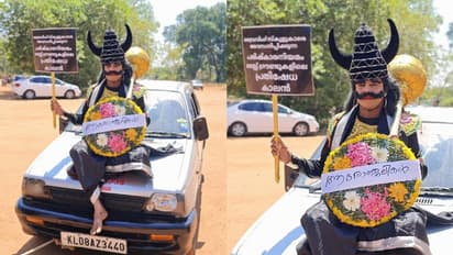 മന്ത്രി ഗണേഷ് കുമാറിന്റെ ഡ്രൈവിംഗ് ടെസ്റ്റ് പരിഷ്കരണത്തിനെതിരെ 'കാലനെ' ഗ്രൗണ്ടിലിറക്കി പ്രതിഷേധം