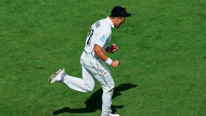 ആത്മാര്ത്ഥതയെന്നാല് ഇതാണ്, വിരമിച്ചിട്ടും ടീമിനുവേണ്ടി പകരക്കാരനായി ഫീല്ഡിംഗിനിറങ്ങി കിവീസ് താരം