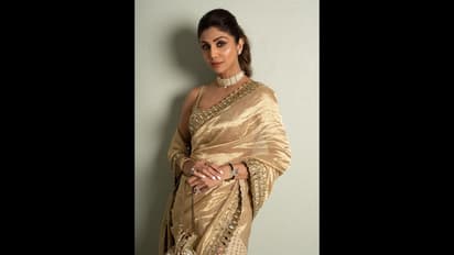 ಗೋಲ್ಡನ್‌ ಸ್ಯಾರಿಯಲ್ಲಿ ಮಿಂಚಿದ ಶಿಲ್ಪಾ ಶೆಟ್ಟಿ, ಯೋಗ ಗರ್ಲ್‌ ಫಿಗರ್ ಸೂಪರ್ ಎಂದ ಫ್ಯಾನ್ಸ್‌