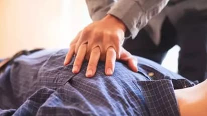 Gujarat News: कपड़े की दुकान पर खड़े-खड़े गिरा कारोबारी, हो गई मौत, CCTV में कैद हुई घटना, सामने आई ये वजह