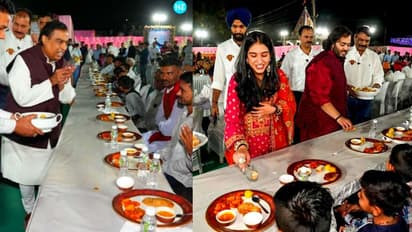 ഭക്ഷണം വിളമ്പി മുകേഷ് അംബാനിയും അനന്ത് അംബാനിയും; ‘അന്ന സേവ’ ചടങ്ങോടെ  വിവാഹ ആഘോഷങ്ങൾക്ക് തുടക്കം 