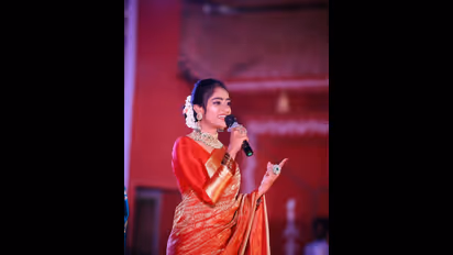 ಕೆಂಪು ಸೀರೆಯುಟ್ಟು ಆರು ಗಜಗಳ ಶುದ್ಧ ಸೊಬಗು ಎಂದ ಸಂಗೀತಾ ಶೃಂಗೇರಿ: ನಿಮ್ ತಮ್ಮ ಡ್ರೋನ್ ಪ್ರತಾಪ್‌ ಎಲ್ಲಿ ಎಂದ ಫ್ಯಾನ್ಸ್‌!