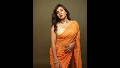 Hebah Patel: హెబ్బా పటేల్ అంటే కుర్రాళ్ళు పడిచచ్చేది అందుకే.. ఎంత వయ్యారంగా చీర కట్టిందో చూడండి