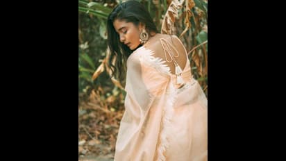 ಸೀರೆಯಲ್ಲಿ ಗರಿ ಬಿಚ್ಚಿದ ಹಕ್ಕಿಯಂತೆ ಕಾಣ್ತಾರೆ ಟೋಬಿ ಬೆಡಗಿ: ದೇವತೆ ತರಹ ಇದ್ದೀರಾ ಚೈತ್ರಾ ಎಂದ ಫ್ಯಾನ್ಸ್‌!