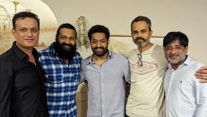 బెంగుళూరు ప్రైవేట్ పార్టీలో ఎన్టీఆర్ సందడి... పక్కనే క్రేజీ ఫెలోస్!