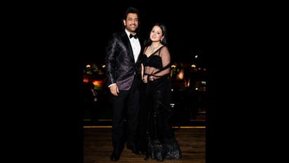 MS Dhoni: குறையாத காதல், பிளாக் அண்ட் பிளாக் லுக்கில் மனைவியோடு போஸ் கொடுத்த தோனி – வைரலாகும் புகைப்படம்!