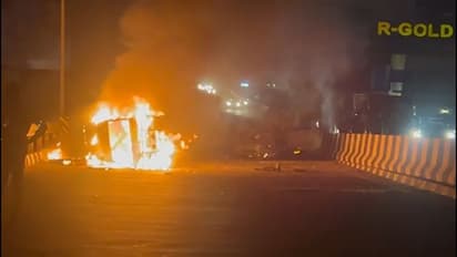 கிணத்துக்கடவு பாலத்தில் பற்றி எரிந்த ஆம்புலன்ஸ்; கார் மோதியதால் நிகழ்ந்த விபரீதம்