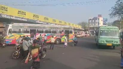 திமுக எம்எல்ஏ பஸ்ஸில் அரசு பஸ் டிக்கெட் விநியோகம்.. அதிர்ச்சியில் பொதுமக்கள்.. பெரம்பலூரில் பரபரப்பு..!