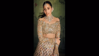 ಅಬ್ಬಬ್ಬಾ..ಚಿನ್ನವನ್ನೇ ಹೊದಿಸಿ ಮಾಡಿದ್ರಾ, ಕಣ್ಣು ಕೋರೈಸೋ ಗೋಲ್ಡನ್ ಲೆಹಂಗಾದಲ್ಲಿ ಮಿಂಚಿದ ಅಂಬಾನಿ ಹಿರಿ ಸೊಸೆ!