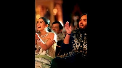 కోట్లిచ్చి సెలబ్రిటీలను పెళ్లిళ్లకు రమ్మంటున్నారు.. దుమారం రేపుతున్న నాగార్జున వ్యాఖ్యలు..