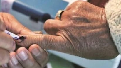 'വീട്ടിലെ വോട്ട്'; പെരുവയലിൽ ആളുമാറി വോട്ട് ചെയ്യിച്ച സംഭവത്തില് നാല് പേര്ക്കെതിരെ കേസ്