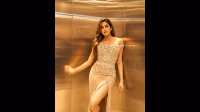 Janhvi Kapoor :  అనంత్ అంబానీ ప్రీ వెడ్డింగ్.. జాన్వీ కపూర్ మెరుపులు.. ఆ అవుట్ ఫిట్ లో మాత్రం!