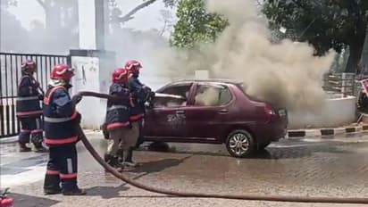 ചാലക്കുടിയില് പാര്ക്കിന് മുന്നില് നിര്ത്തിയിട്ടിരുന്ന കാറിന് തീ പിടിച്ചു