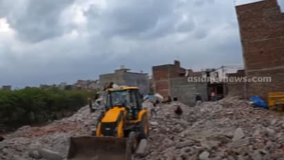 ഇത്രയും നാൾ കഴിഞ്ഞത് ആ മതിലിന്റെ ഉറപ്പിൽ, മതിലിനൊപ്പം വീടുകളും പൊളിച്ചു, നടുക്കം മാറാതെ 50 കുടുംബങ്ങൾ