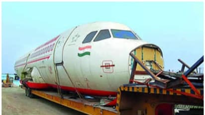 റോഡിലിറങ്ങിയ വിമാനം കാരണം പുലിവാല് പിടിച്ച് പൊലീസ്; ഡ്രൈവർ മുങ്ങി, സ്ട്രീറ്റ് ലൈറ്റുകളും സിഗ്നലുകളും തകർന്നു