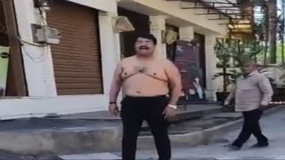 अर्धनग्न अवस्था में BJP के पूर्व पार्षद का प्रदर्शन, शिवसेना विधायक पर लगाए गंभीर आरोप