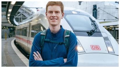 17 -കാരന്‍റെ ജീവിതം ട്രെയിനില്‍;  ഇതുവരെ സഞ്ചരിച്ചത് 5 ലക്ഷം കിലോമീറ്റർ, പ്രതിവർഷം ചെലവ് 8 ലക്ഷം രൂപ!