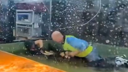 ಝೂ ಸಿಬ್ಬಂದಿ ಮೇಲೆ ದಾಳಿ ನಡೆಸಿ ನೀರಿಗೆ ಎಳೆದೊಯ್ದ ಮೊಸಳೆ, ನೆರವಿಗೆ ಧಾವಿಸಿದ ಪ್ರವಾಸಿಗ!