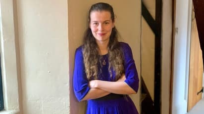 UK Woman escapes medieval toilet trap using cotton buds and eyeliner, relieved after being stuck for 7 hours