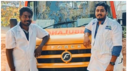 ആശുപത്രിയിലെത്തിയത് അർദ്ധരാത്രി; റഫർ ചെയ്ത് ആംബുലൻസിലെ യാത്രക്കിടെ നില വഷളായി, വാഹനത്തിൽ യുവതിക്ക് സുഖപ്രസവം