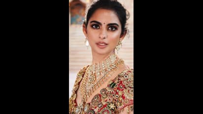 ಚಿನ್ನ, ವಜ್ರವನ್ನೇ ಹೊದಿಸಿದ ಲೆಹಂಗಾನ, ಇಶಾ ಅಂಬಾನಿ ರಾಯಲ್ ಲುಕ್‌ಗೆ ಬೆರಗಾದ ನೆಟ್ಟಿಗರು!