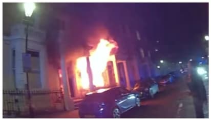 14 മിനിറ്റിനുള്ളില് കത്തിയമര്ന്ന് കെട്ടിടം; 160 പേരെ രക്ഷപ്പെടുത്തുന്ന പോലീസിന്റെ വീഡിയോ വൈറല് !