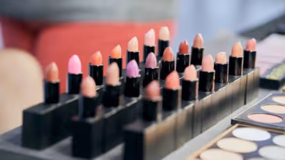 30 രൂപയുടെ ലിപ്സ്റ്റിക് വാങ്ങി ഭർത്താവ്, വില കൂടുതലെന്ന് ഭാര്യ, വഴക്ക്, കയ്യാങ്കളി, വിവാഹമോചനം?