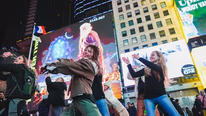 టైమ్స్‌స్క్వేర్‌లో మహా శివరాత్రి సందడి.. స్క్రీన్‌లపై శివుడి దృశ్యాలు.. డ్యాన్స్ చేస్తూ స్థానికుల వేడుక