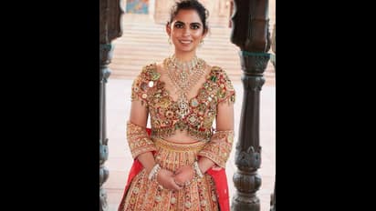 ಆಕೆಯದೇ ಚಿನ್ನ, ವಜ್ರ,  ರತ್ನದ ಆಭರಣಗಳನ್ನು ಸೇರಿಸಿ ಹೊಲಿದ ಬ್ಲೌಸ್ ಧರಿಸಿದ ಇಶಾ ಅಂಬಾನಿ