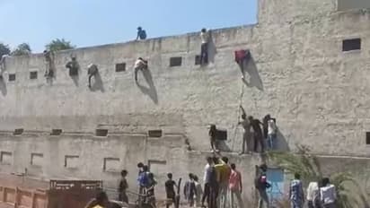 വിദ്യാർത്ഥികൾക്ക് 'തുണ്ട്' വേണം, എന്തും ചെയ്യാൻ ബന്ധുക്കളും സുഹൃത്തുക്കളും, വീഡിയോ വൈറൽ, അന്വേഷണം