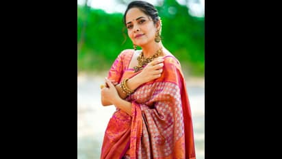 ఆ విషయం మాత్రం మర్చిపోవద్దు అంటున్న అనసూయ... చీర కట్టులో మెస్మరైజ్ చేసిందిగా!