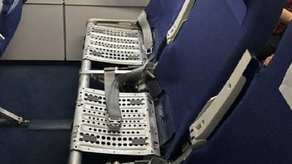 ഇതാണവസ്ഥ, വിമാനത്തിലെ കുഷ്യനില്ലാത്ത സീറ്റിന്റെ ചിത്രം പങ്കുവച്ച് യുവതി