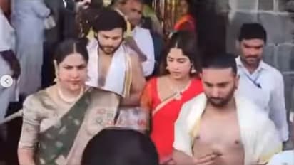 మోకాళ్లపై తిరుమల మెట్లెక్కిన జాన్వీ కపూర్... మొక్కు తీర్చుకున్న స్టార్ హీరోయిన్..