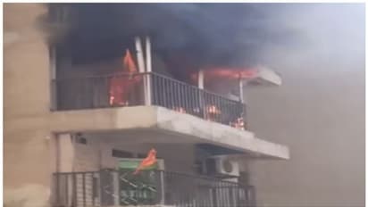 ഫ്ലാറ്റിന്റെ രണ്ടാം നിലയിൽ തീപിടുത്തം; ഓടി രക്ഷപ്പെട്ട് താമസക്കാർ; കാരണം അജ്ഞാതം, സംഭവം യുപി നോയിഡയിൽ