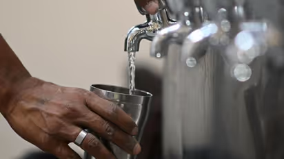 பெங்களூரு.. குடிக்க, கைகழுவ கூட தண்ணீர் இல்லை - பற்றாக்குறையால் பள்ளிகள் மூடப்படுமா? என்ன நிலவரம்?