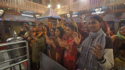 महाशिवरात्रि पर मनकामेश्वर मंदिर में उमड़ा श्रद्धालुओं का हुजूम- दुल्हन की तरह सजा मंदिर 