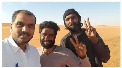 ഭക്ഷണം അരിയും റൊട്ടിയും, വിമാനം ഇറങ്ങിയ ഫാർമസിസ്റ്റും ഡ്രൈവറും ചെന്ന് പെട്ടത് വിജനമായ മരുഭൂമിയിൽ, കൊടുംയാതന