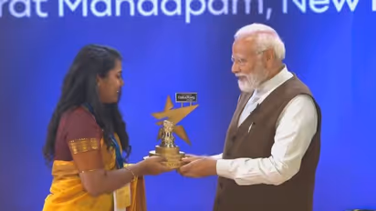 First National Creators Award 2024: महिला कंटेंट क्रिएटर के आगे भर आया पीएम मोदी का गला, झुककर किया नमन