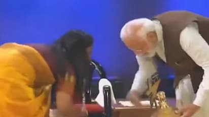 అవార్డు అందుకుంటూ ప్రధాని కాళ్లు మొక్కిన మహిళ.. వెంటనే ఆమె కాళ్లు మొక్కిన మోడీ.. వీడియో వైరల్