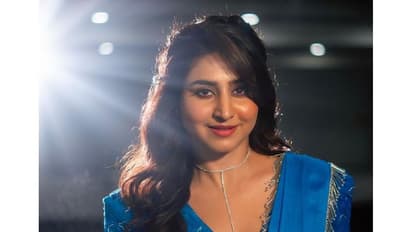 ఎంత సొగసుగా చీర కట్టిందో చూడండి..వర్షిణి క్రేజీ లుక్స్ చూడడానికి రెండు కళ్ళు సరిపోవుగా 