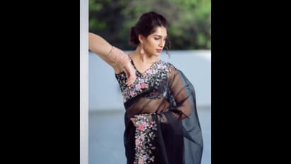 ಸ್ಲೀವ್‌ಲೆಸ್ ಬ್ಲೌಸ್, ಸಖತ್ ಪೋಸ್! ಕಪ್ಪು ಸೀರೆಯಲ್ಲಿ ಮಿಂಚಿದ ಆರಾಧನಾ ರಾಮ್: ಒನ್ ಮೋರ್​..ಒನ್​ ಮೋರ್ ಎಂದ ಫ್ಯಾನ್ಸ್‌!