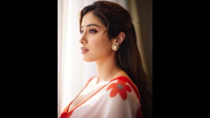 Janhvi Kapoor : పూల చీరలో పిచ్చెక్కిస్తున్న జాన్వీ కపూర్.. రాను రాను శ్రీదేవిలా మారిపోతోందా  
